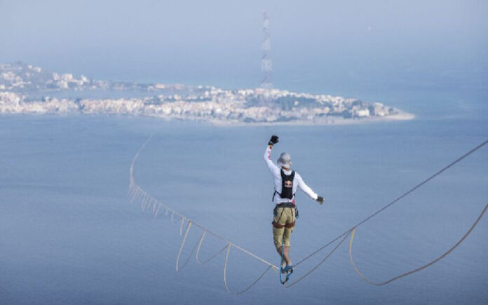 Atleta de slackline caminha quase 3.600 metros a 265 metros de altura