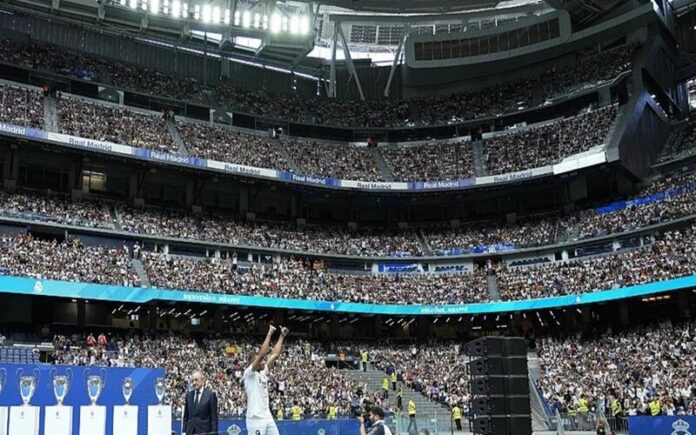 Cânticos de “Siii” na apresentação de Mbappé no Real Madrid após surgimento de Ronaldo nos ecrãs