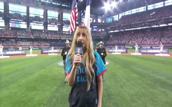 Cantora norte-americana pede desculpa após cantar o hino bêbada