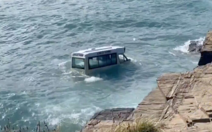 Carrinha de gelados arrastada pela maré em praia da Cornualha