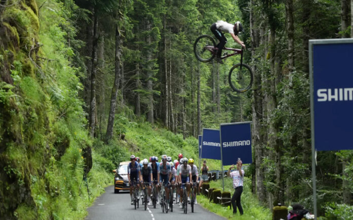 Ciclista de MTB voa sobre o pelotão da Volta a França novamente