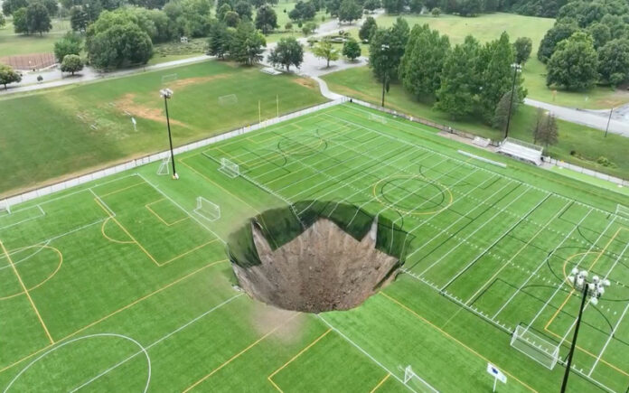 Cratera gigante de 30 metros engole parte de campo de futebol
