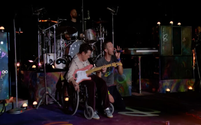 Michael J. Fox emociona o público ao tocar com Coldplay em Glastonbury