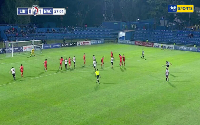 Óscar Cardozo marca de livre aos 41 anos