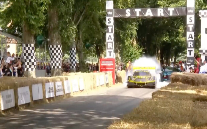 Supercarro Lotus de 2 milhões de euros colide após 2 segundos de exibição