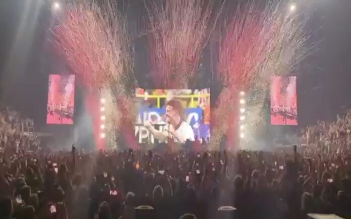 The Killers interrompem concerto para celebrar vitória de Inglaterra no Euro 2024