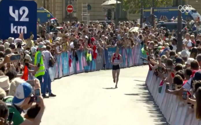 Atleta do Butão emociona o público ao terminar maratona olímpica em último lugar