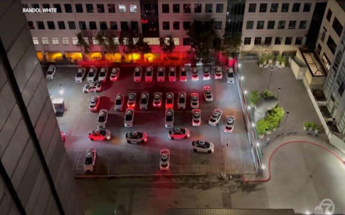 Carros autónomos começam a buzinar de madrugada devido a falha no software