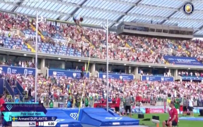 Duplantis faz história novamente ao bater recorde mundial no salto com vara