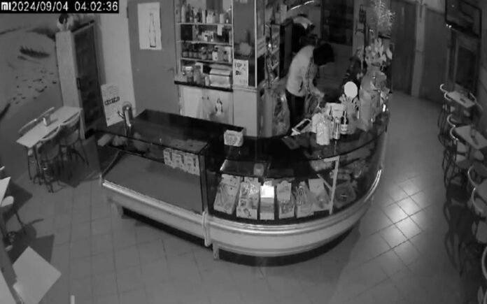 Encapuzado assalta padaria em Fafe imagens de videovigilância captam o momento