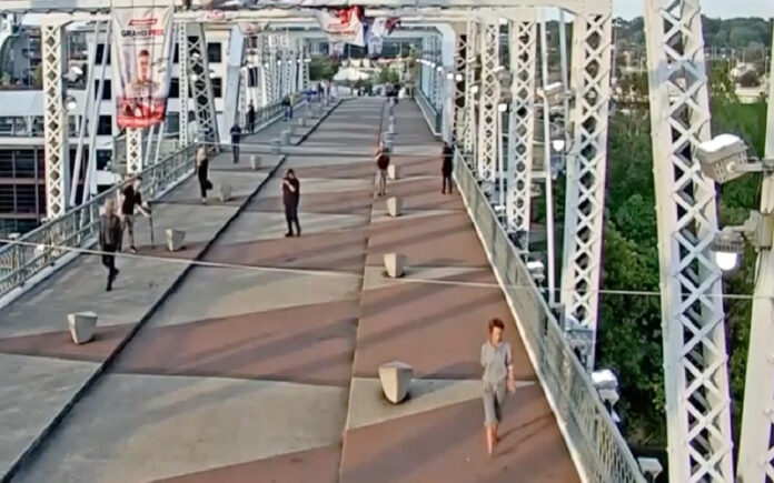 Jon Bon Jovi salva mulher numa ponte em Nashville e torna-se herói