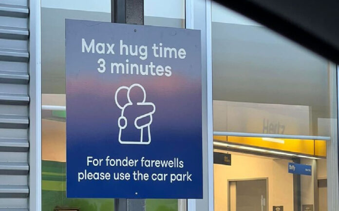 Aeroporto da Nova Zelândia impõe limite de 3 minutos para abraços de despedida