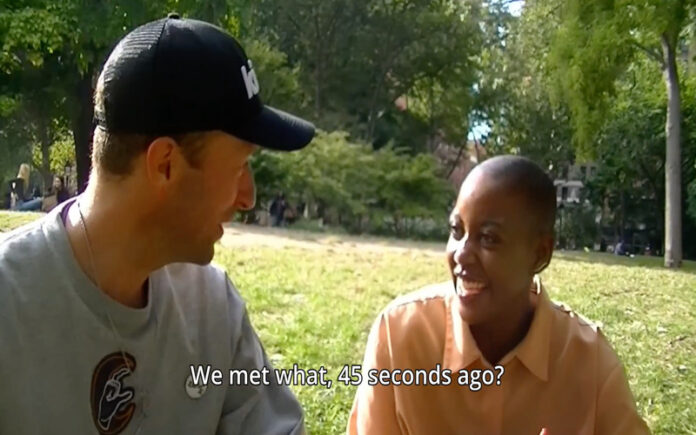 Jovem jornalista surpreende ao conseguir entrevista com Chris Martin nas ruas de Nova Iorque