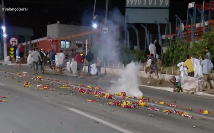 Populares fogem com cerveja após camião tombar em Belo Horizonte