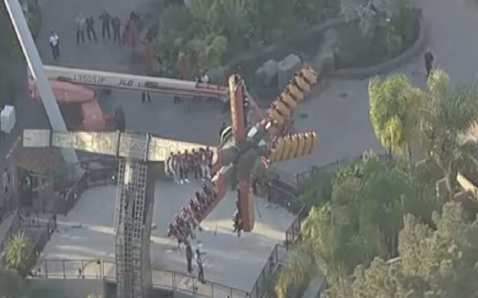 Carrossel avariado prende 22 pessoas no ar durante duas horas