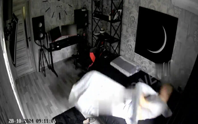 Telemóvel incendeia-se ao lado de homem durante o sono