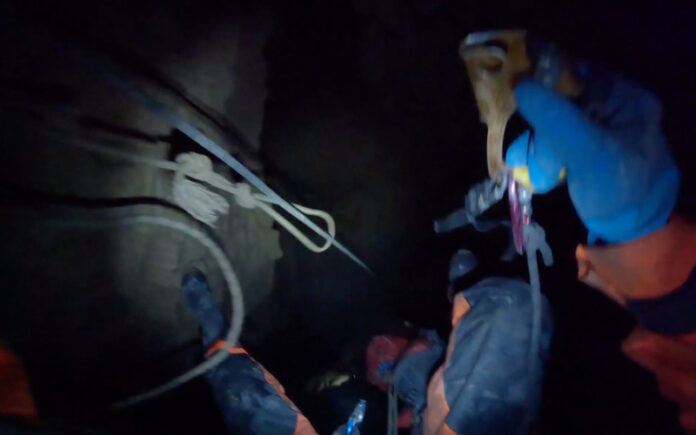 Explorador passa 8 dias na caverna mais profunda do mundo