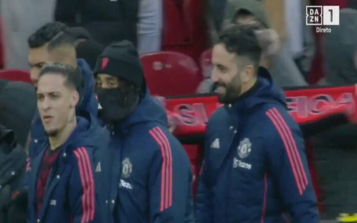 Reação de Ruben Amorim ao ver cachecol do Benfica em Old Trafford vira tendência