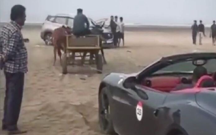 Ferrari atolado na areia é resgatado por bois na Índia