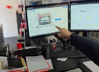 YouTuber descobre táxi com quilómetros adulterados no Standvirtual