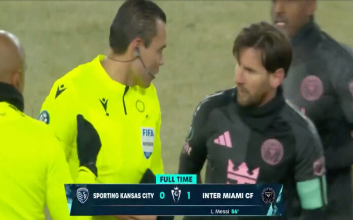 Árbitro suspenso por seis meses após pedir camisola a Messi