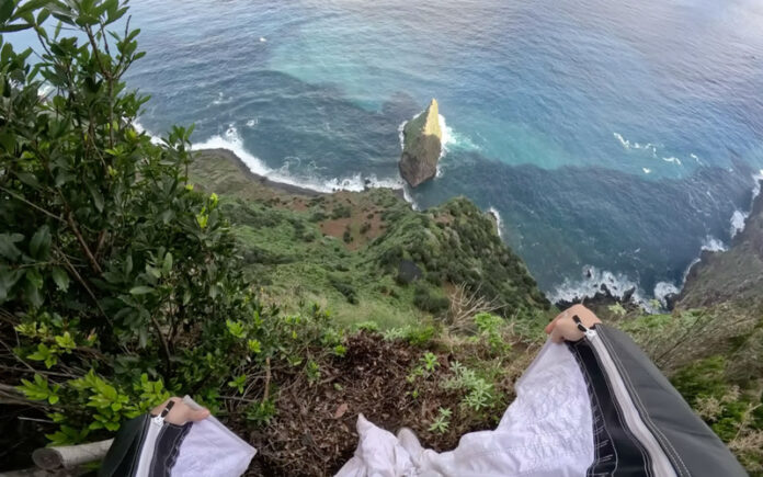 Austríaco impressiona com salto de wingsuit na Madeira