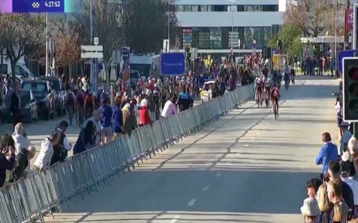 Erro de percurso causa final caótico na 1ª etapa da Volta ao Algarve 2025