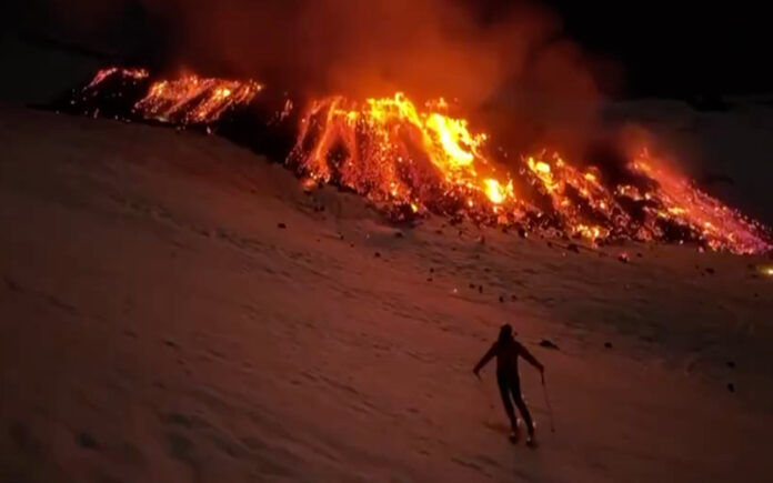 Erupção do Etna pinta a paisagem com fogo e gelo