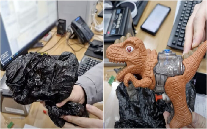 Homem tenta roubar banco com pistola de água em forma de dinossauro