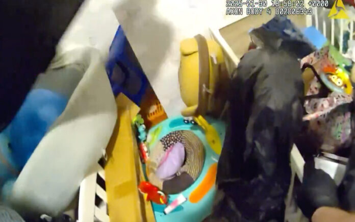 Jovem escondida debaixo de brinquedos é detida após provocação nas redes sociais