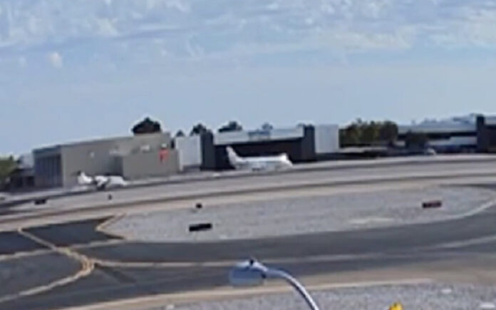 Vocalista dos Mötley Crüe envolvido em acidente de avião no Arizona