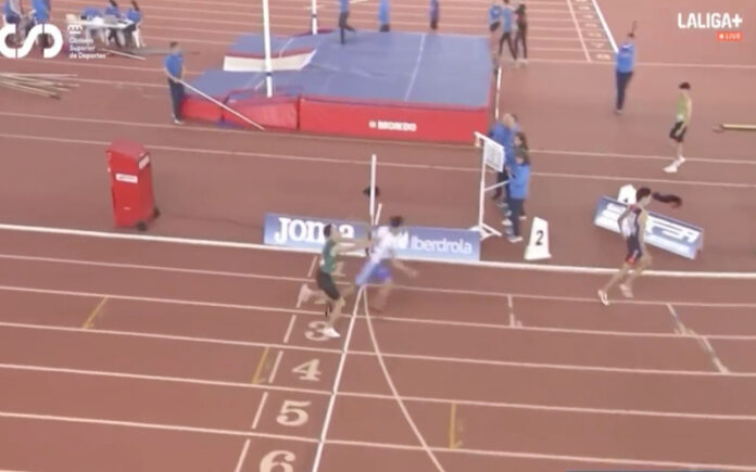 Jovem atleta desclassificado após empurrão na meta