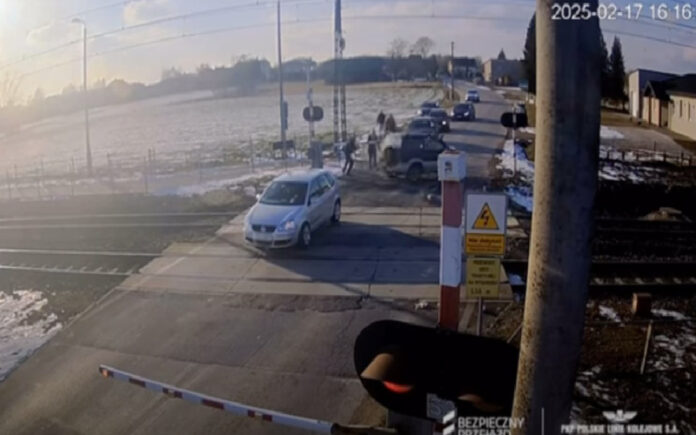 Suzuki Vitara evita tragédia ao salvar VW Polo em passagem de nível