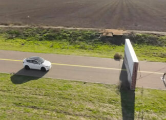 Teste de condução autónoma: Tesla falha e colide com parede falsa