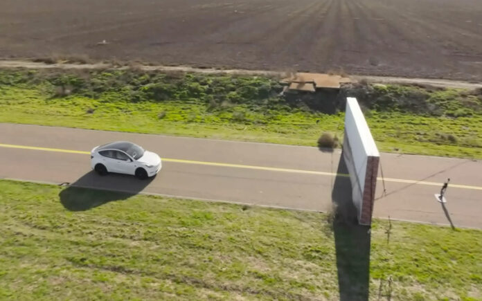 Teste de condução autónoma Tesla falha e colide com parede falsa