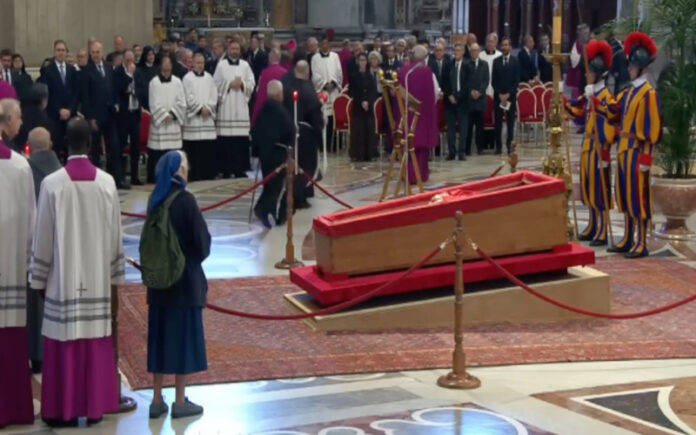 Despedida emotiva de freira amiga do Papa comove o Vaticano