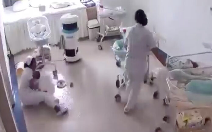 Enfermeiras protegem recém-nascidos durante sismo devastador em Myanmar