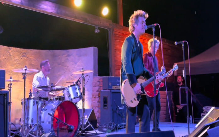 Green Day surpreendem em bar com show “disfarçados” de banda de covers