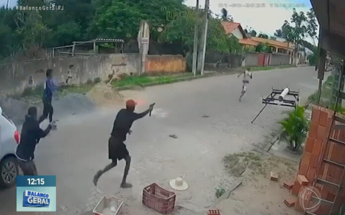 Homem sobrevive a emboscada de quatro atiradores no Brasil