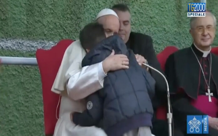 Internet emociona-se ao resgatar resposta do Papa Francisco a menino órfão