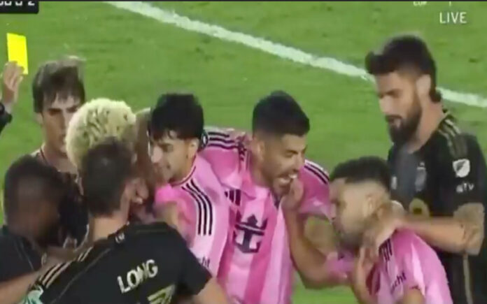 Luis Suárez quase repete velho hábito mas trava a tempo ao ver que era colega