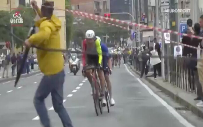 Tensão na Volta a Itália homem tenta derrubar pelotão e quase provoca acidente