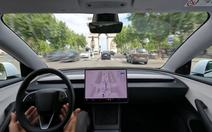 Tesla testa condução autónoma nas ruas de Paris com passagem pelo Arco do Triunfo