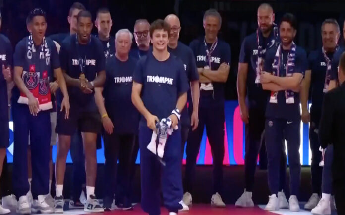 João Neves brilha com acrobacia na festa do PSG e arranca aplausos de Djokovic