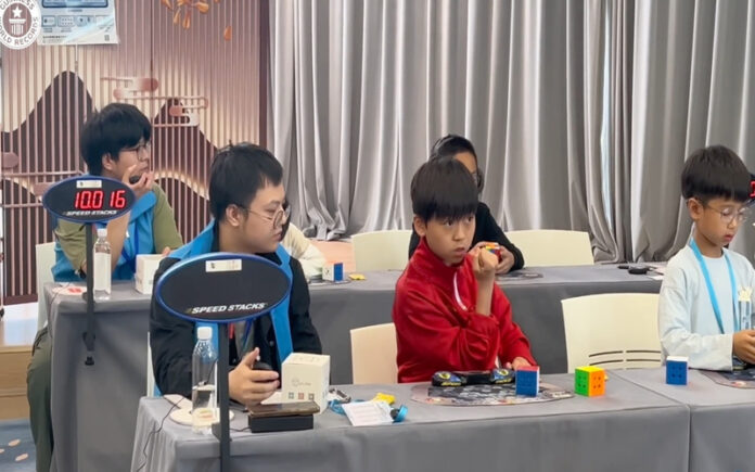 Novo génio do cubo mágico bate recorde com média abaixo dos 4 segundos