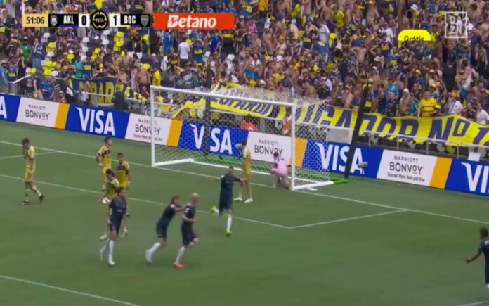 Professor marca e barbeiro assiste no golo que fez história pelo Auckland