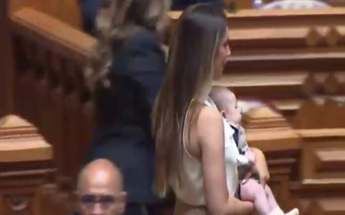 Rita Matias leva bebé ao colo no arranque da nova legislatura e gera polémica