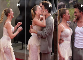 Scarlett Johansson beija colega de elenco em plena passadeira vermelha com o marido ao lado