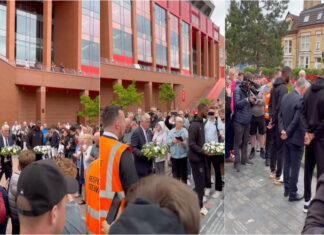 Beto e Chermiti do Everton homenageiam Diogo Jota e André Silva em Anfield