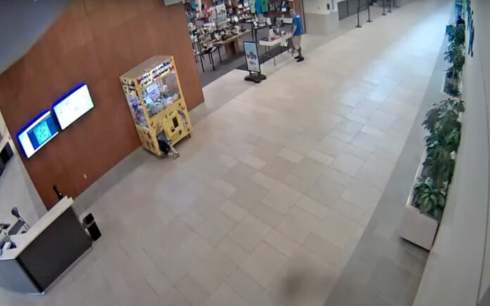 Criança fica presa dentro de máquina de garras e é resgatada sem ferimentos